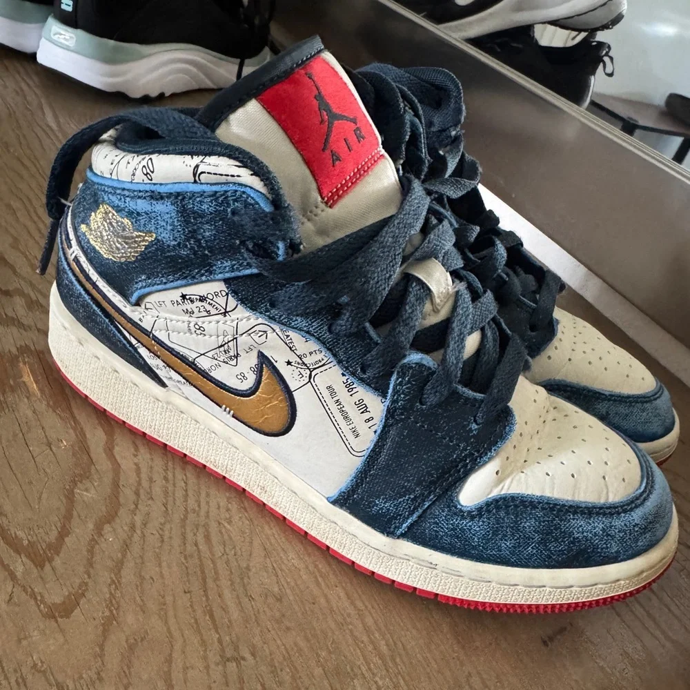 Jordan Kids Air Jordan 1 Mid SE "Take Flight" sneakers,  Size 5Y - Picture 2 of 5